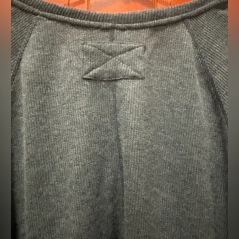 NWT Blu Pepper Split Neck Raglan Top - Picture 9 of 16